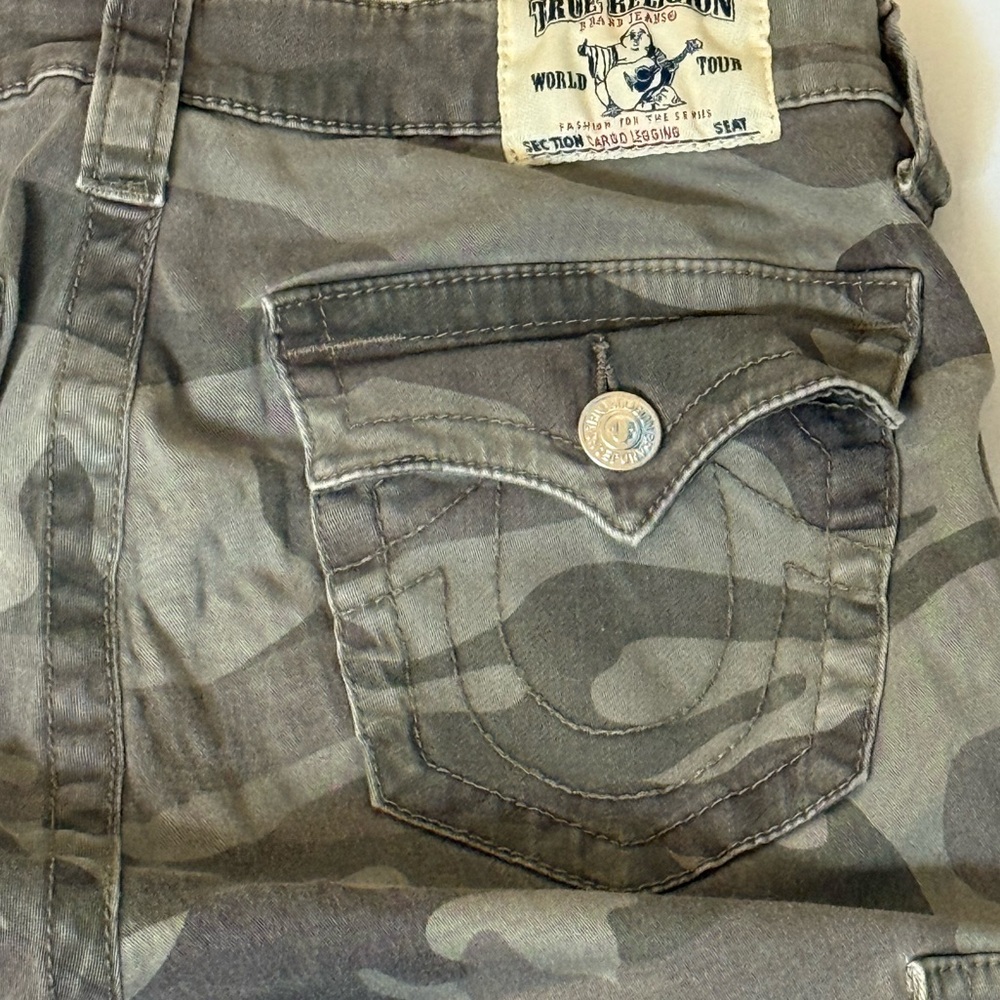 True Religion Skinny Cargo Ankle Zip Green Camo Flap Pocket Pants Sz 28 - Picture 7 of 8